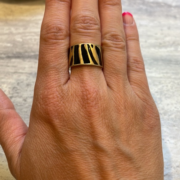 Foxy - Zebra pattered ring. - Picture 3 of 3